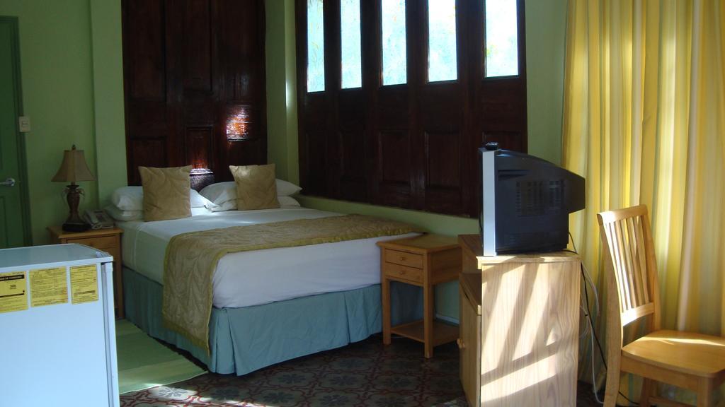 Heritage Inn Trinidad Belmont Exterior foto